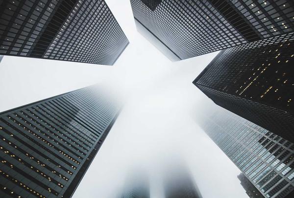 篮球运动员在体育馆训练照片